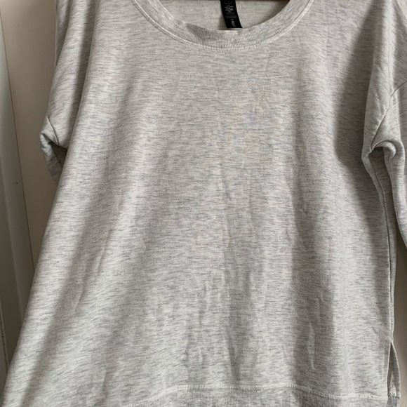 Yogalicious Split Hem Gray Pull over Top size Medium - Picture 7 of 15